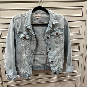 Beautiful light denimcolor jacket used a couple times! Dress beautifully!